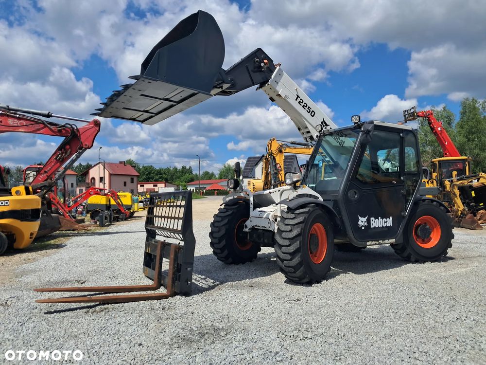 Bobcat T2250 - 6