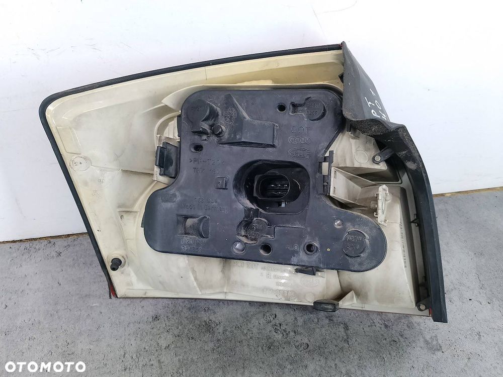 LAMPA TYLNA PRAWA AUDI A4 B6 8E0945096C HELLA SEDAN - 3