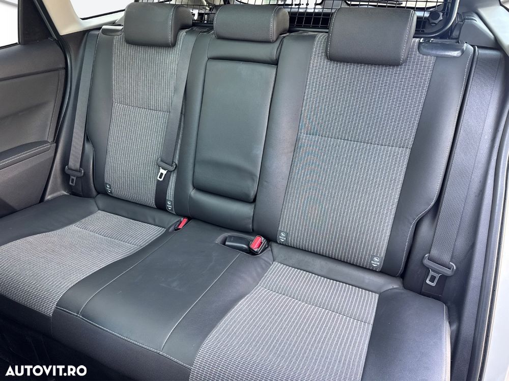 Toyota Auris 1.8 L VVT-i HSD Sol + - 11
