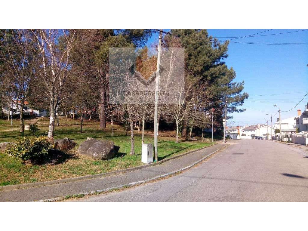 Terreno destinado a construção de moradia de 3 frentes - Pedroso (S... - Grande imagem: 5/8