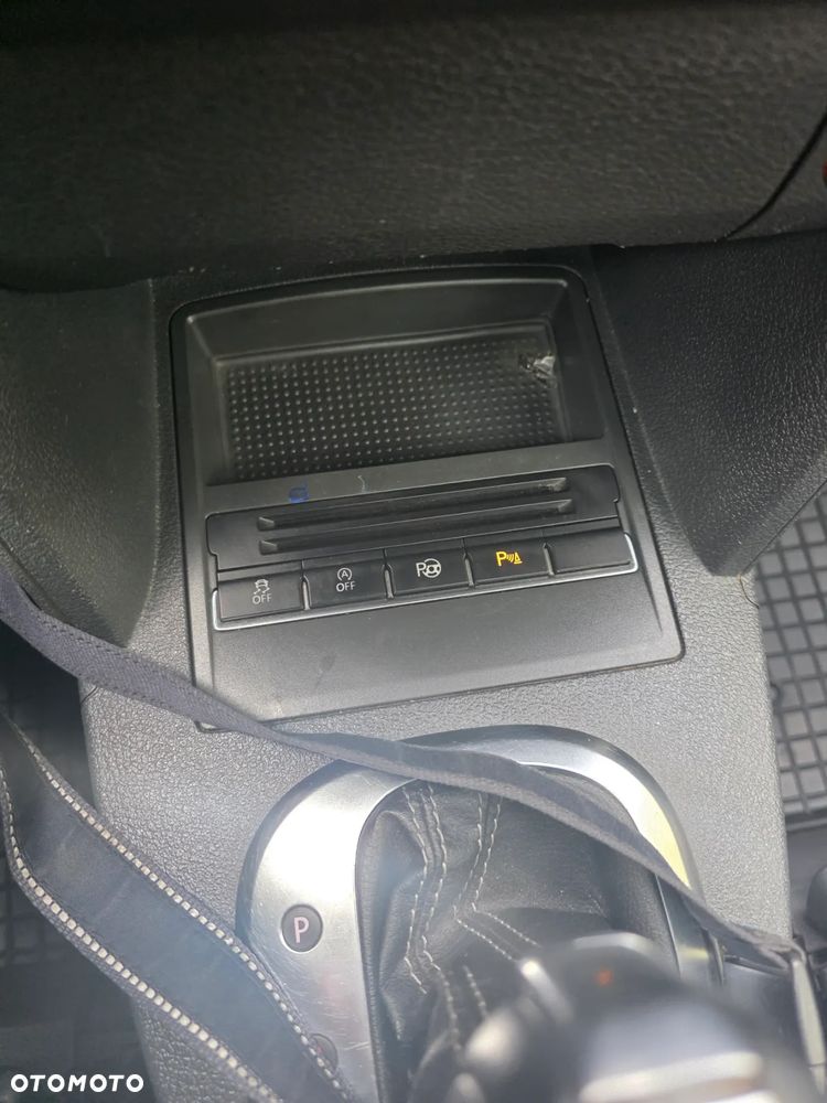 Volkswagen Touran 2.0 TDI DPF BlueMotion Technology DSG STYLE - 9