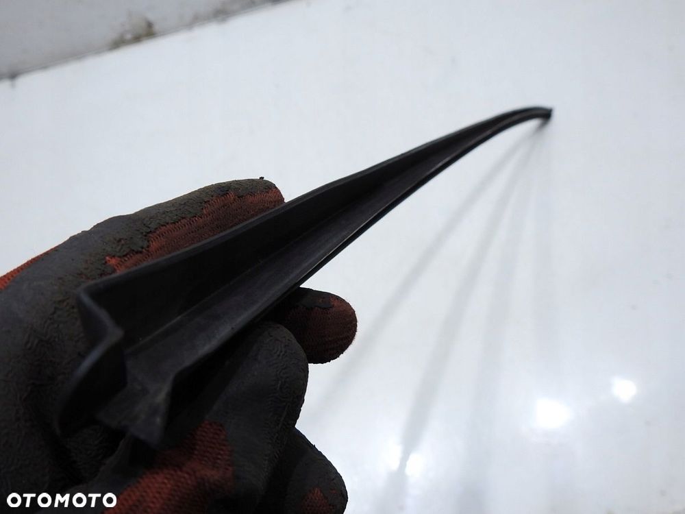 LISTWA SZYBY CZOŁOWEJ PRAWA AUDI A4 B7 - 9