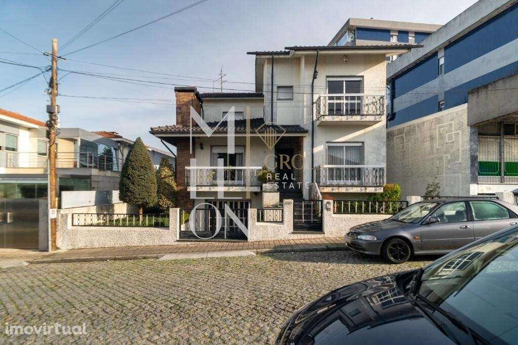 Moradia T4+1 com 4 Frentes e Excelente Exposição Solar em Pedrouços - Grande imagem: 2/30