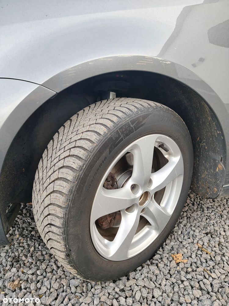 Volkswagen Touran 2.0 TDI DPF STYLE - 24