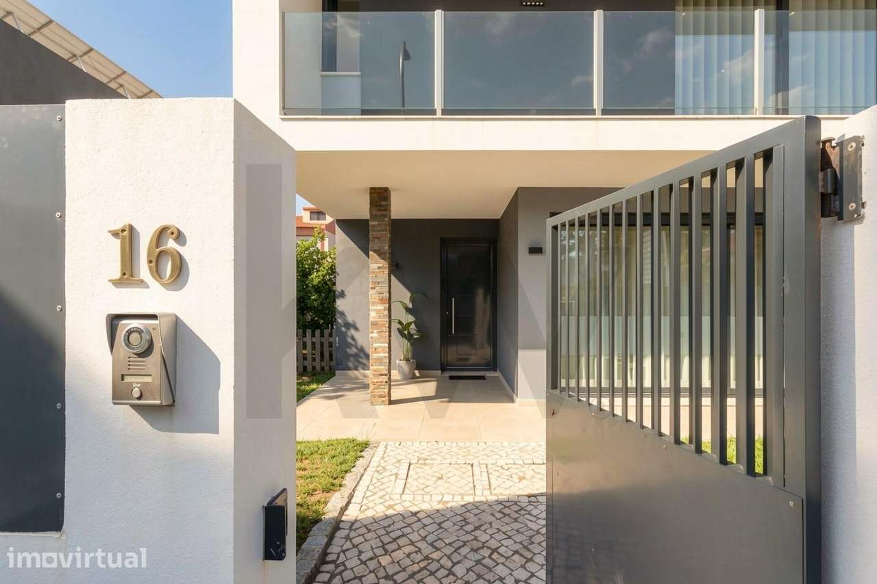 Moradia T3 de Arquitetura Moderna com Piscina - Grande imagem: 3/55