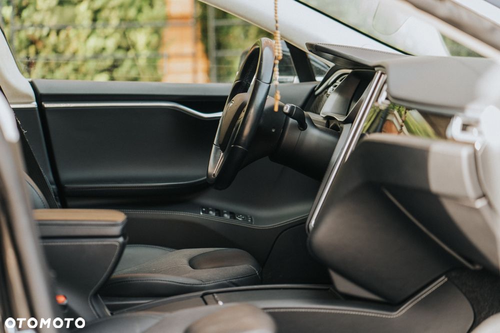 Tesla Model S - 6