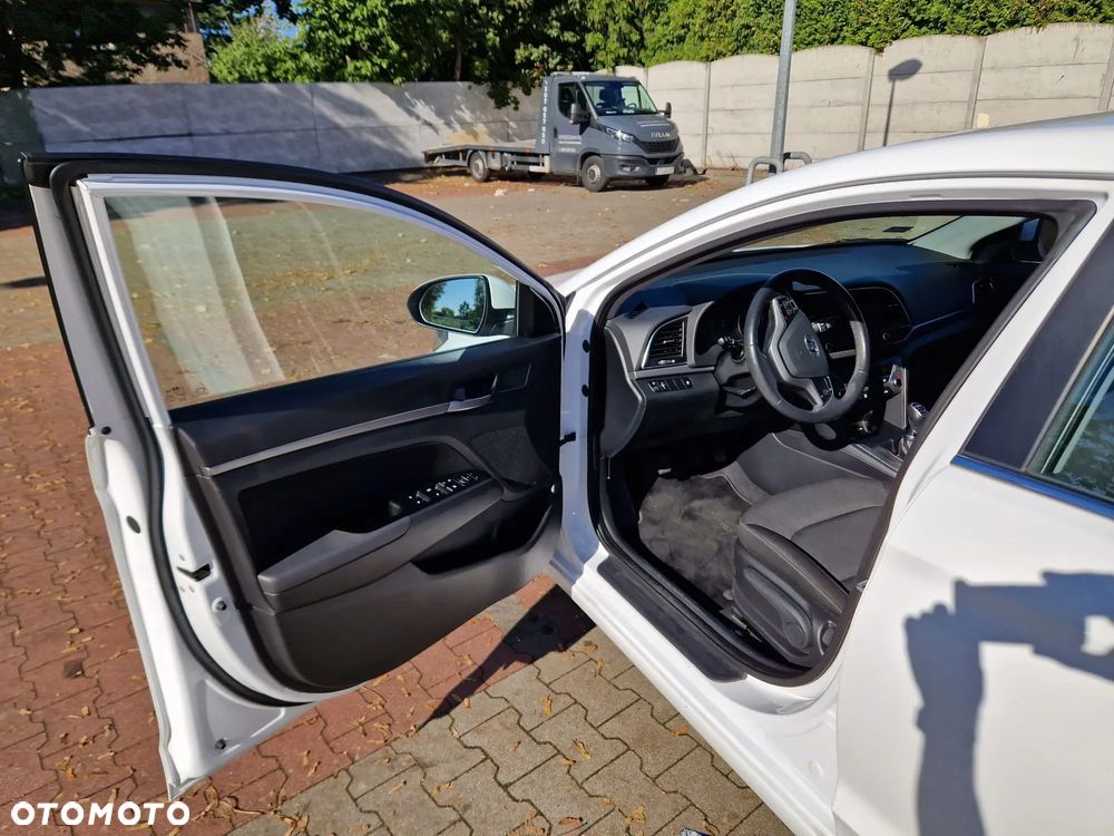Hyundai Elantra 1.6 Comfort - 14