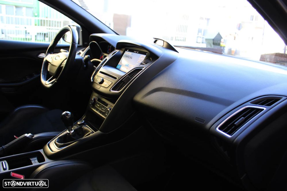 Ford Focus 2.3 EcoBoost S&S 4WD RS - 32