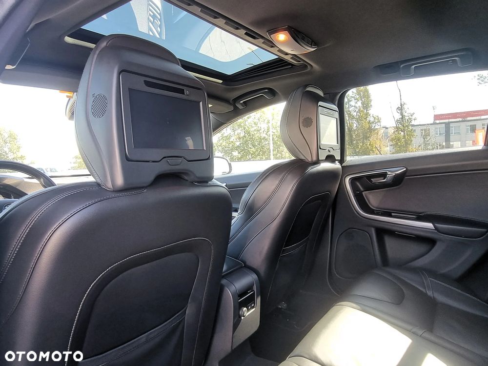 Volvo V60 D6 AWD Plug-in Hybrid R-Design Summum - 31