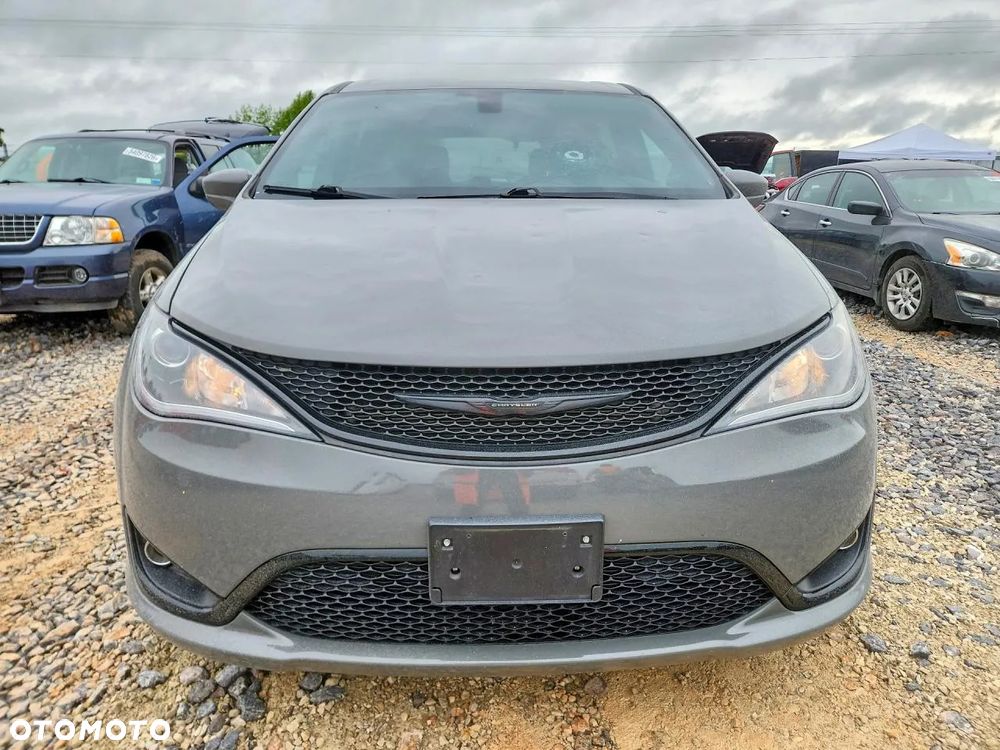Chrysler Pacifica - 5