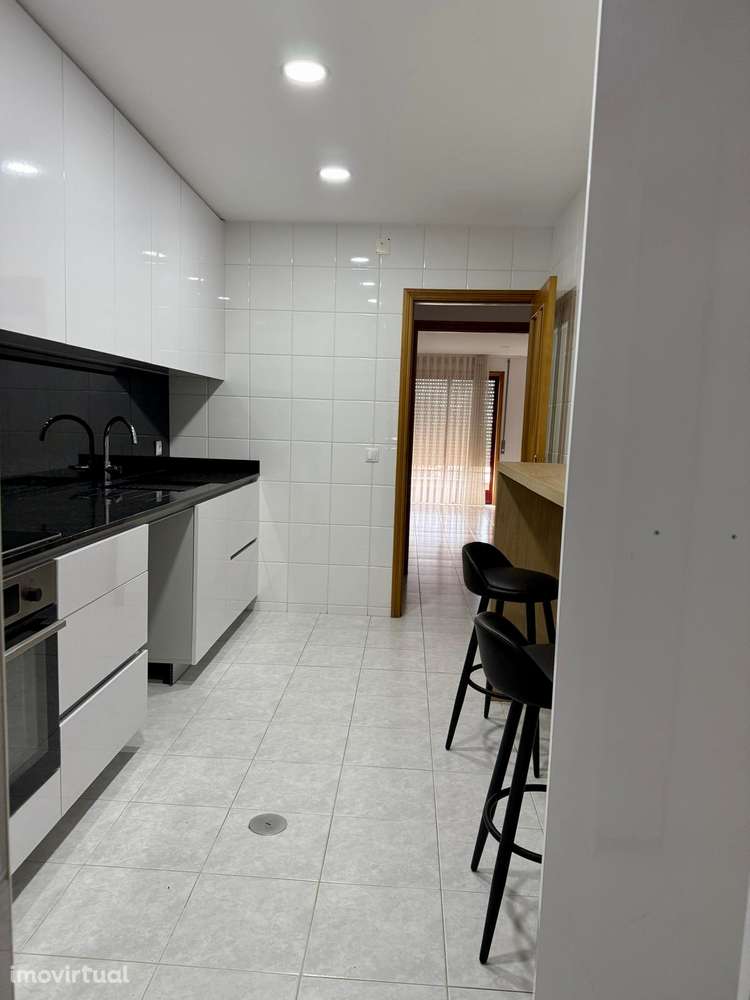Apartamento T2 amplo com garagem privada – pronto a habitar - Grande imagem: 3/21