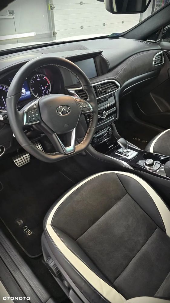 Infiniti Q30 2.2d Premium Tech Gallery White AWD 7DCT - 7