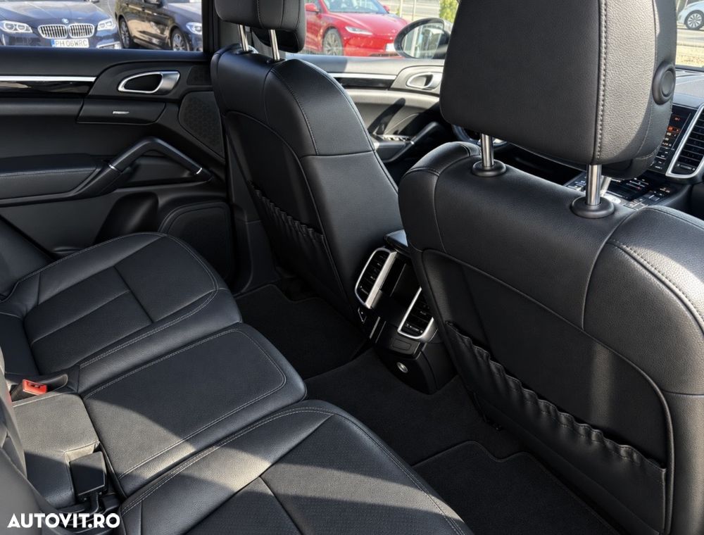 Porsche Cayenne 3.0 L V6 - 8
