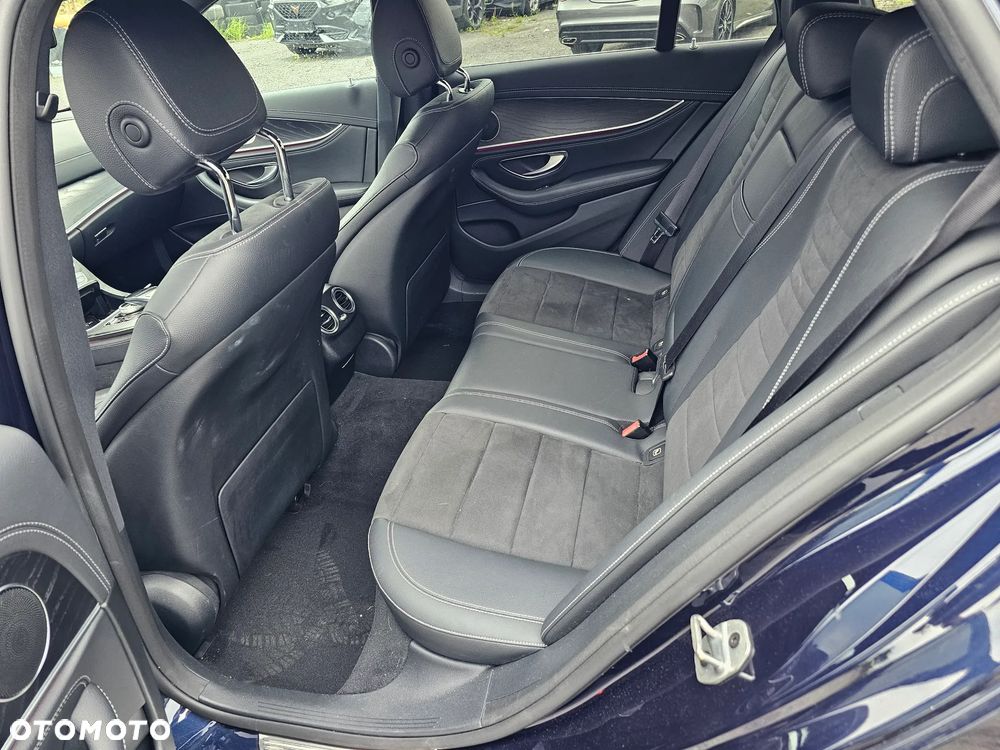 Mercedes-Benz Klasa E 220 d 4Matic 9G-TRONIC AMG Line - 35