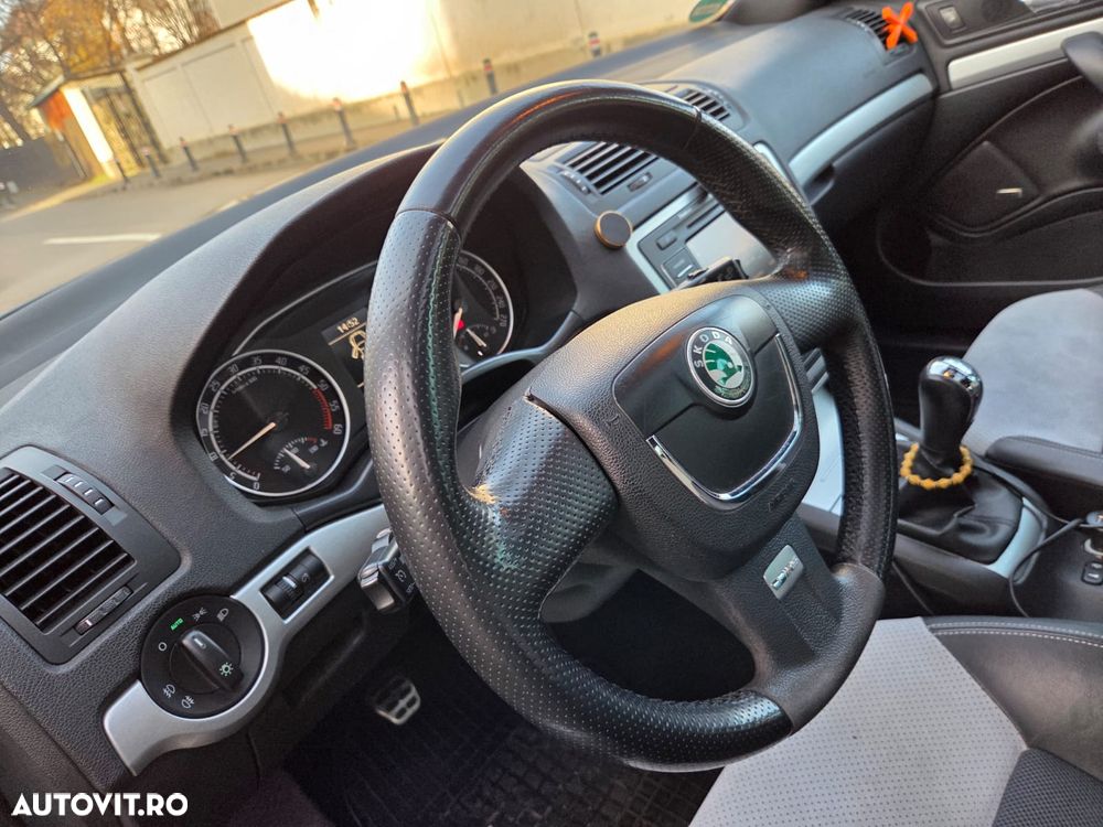 Skoda Octavia Combi 2.0 TDI DPF RS - 16