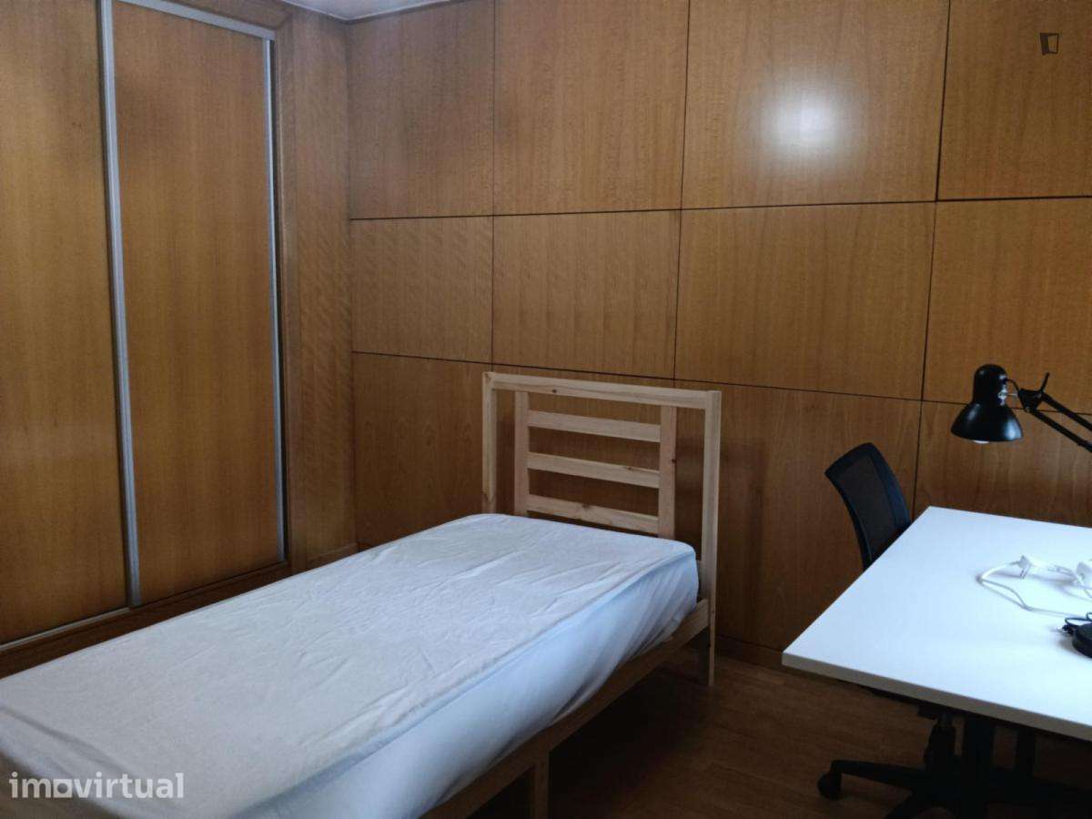 Quarto - localizado em Senhora da Hora Porto - Grande imagem: 2/7