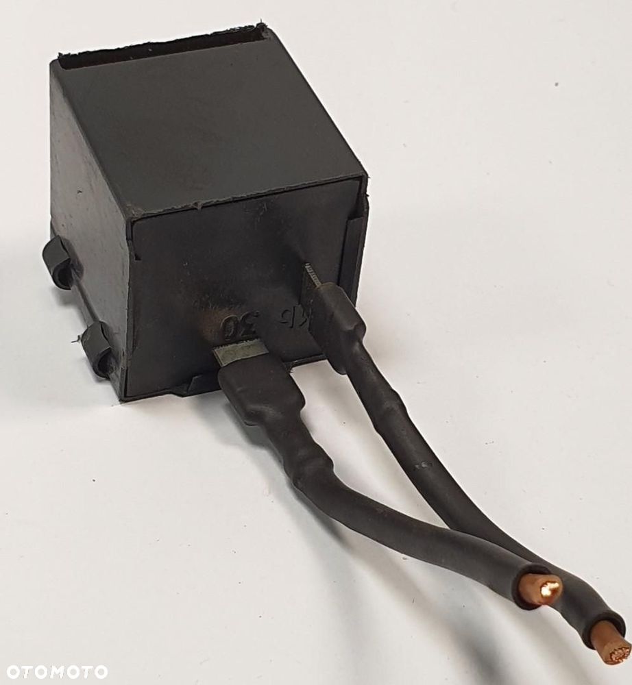 PRZEKAŹNIK HELLA 12V VW GOLF V 003985-04 - 2