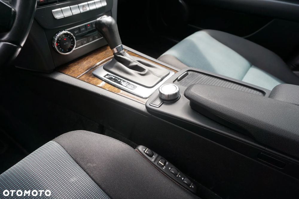 Mercedes-Benz Klasa C 220 CDI DPF Automatik BlueEFFICIENCY Special Edition - 23