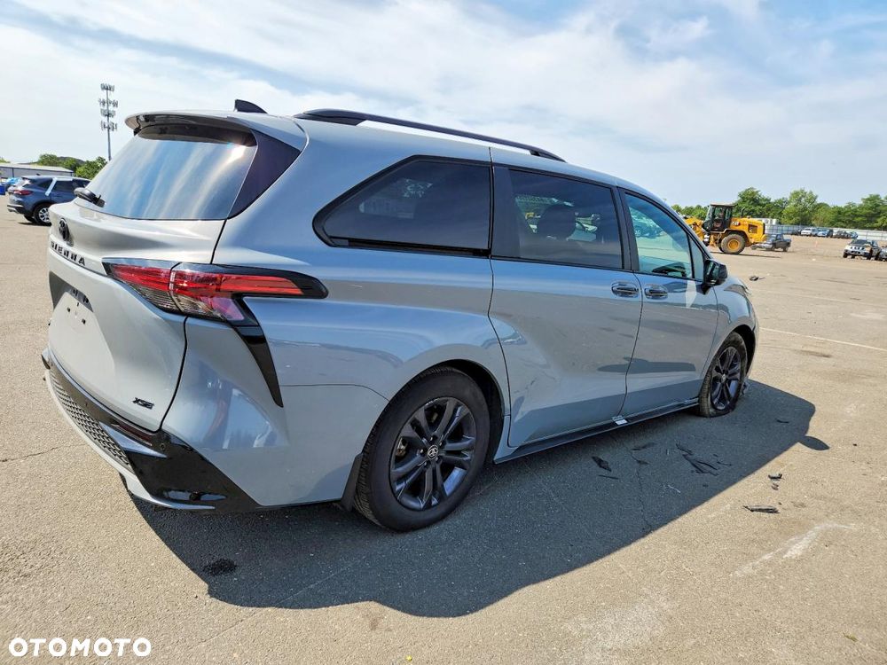 Toyota Sienna - 4
