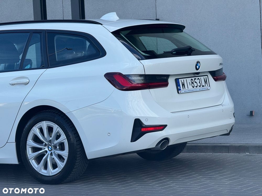 BMW Seria 3 318d mHEV - 22