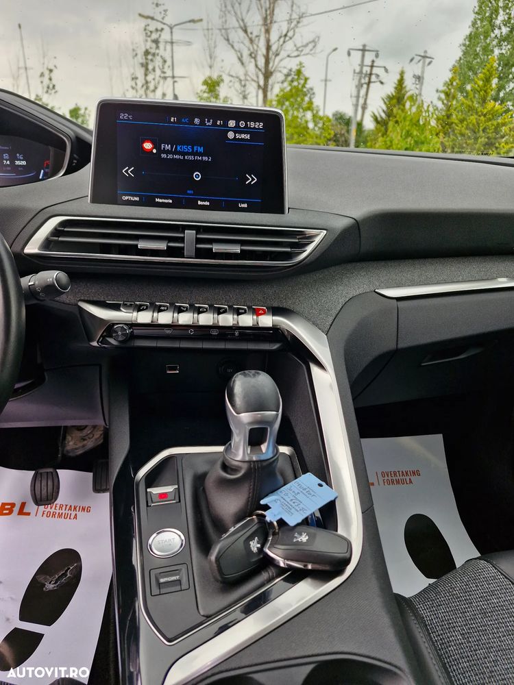 Peugeot 3008 1.2 PureTech Turbo S&S Allure - 17