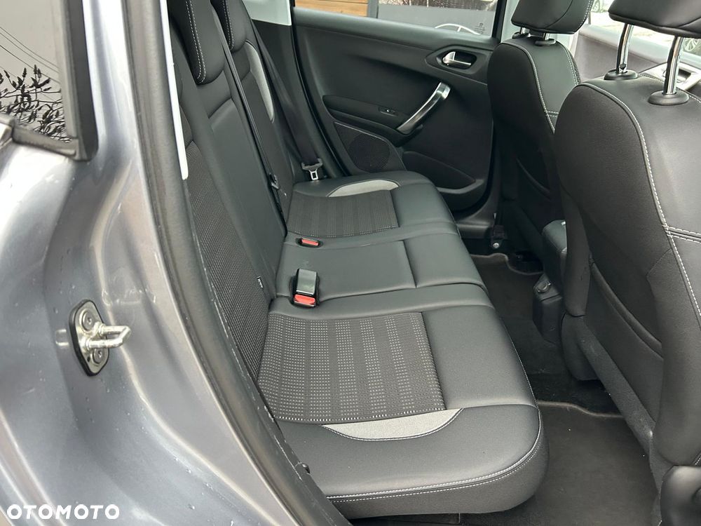 Peugeot 2008 1.2 Pure Tech Allure S&S - 23