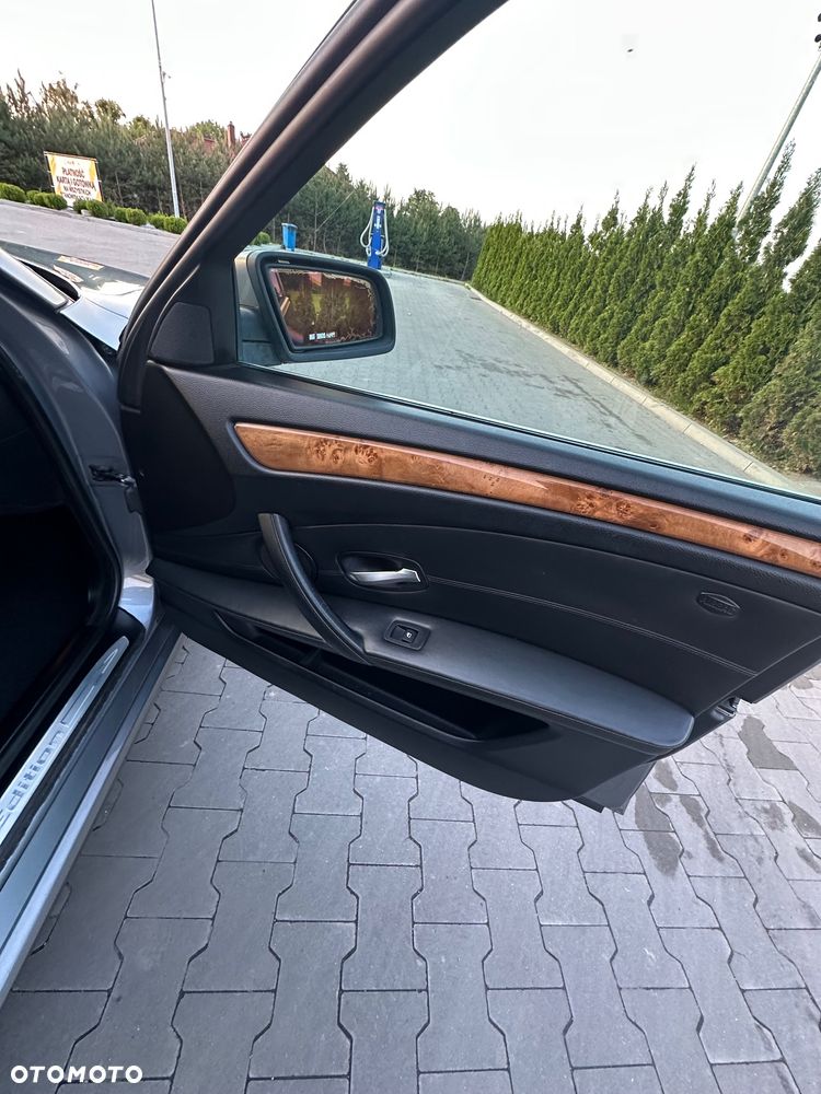 BMW Seria 5 525xd - 23