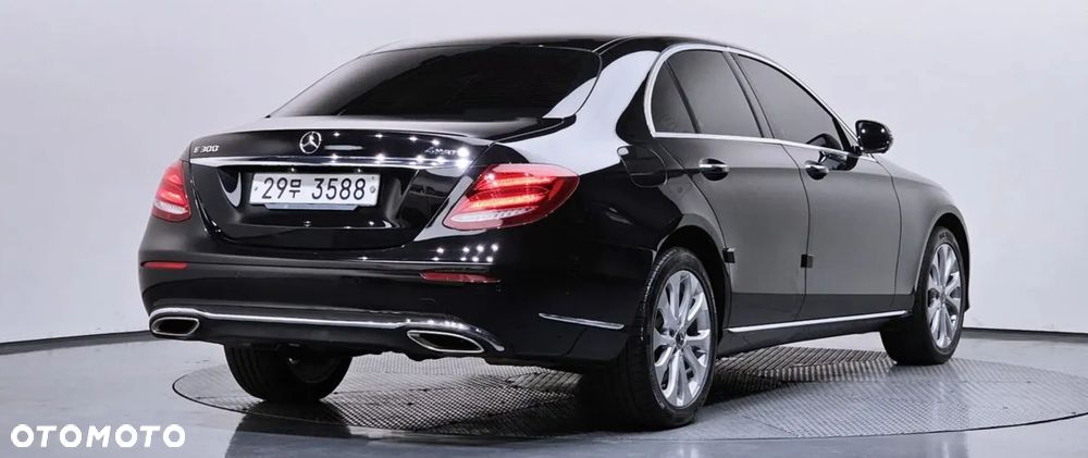 Mercedes-Benz Klasa E 300 9G-TRONIC Exclusive - 2