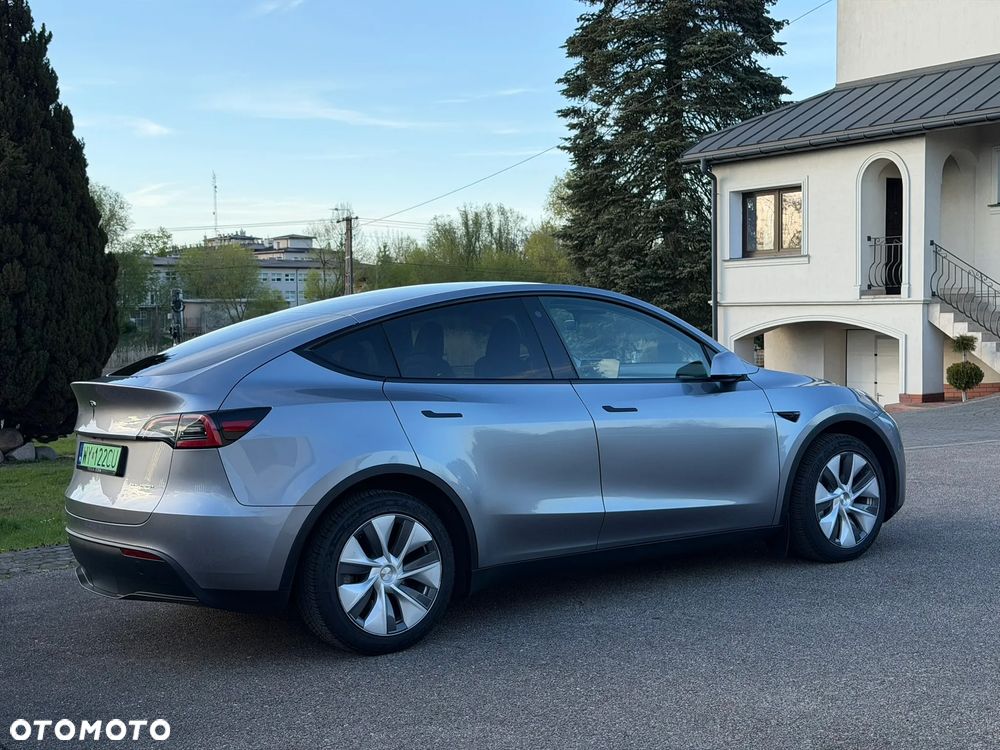 Tesla Model Y Long Range AWD - 4