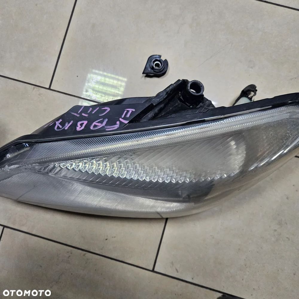 Lampy przednie / prawa  przód / Skoda Fabia II - 3