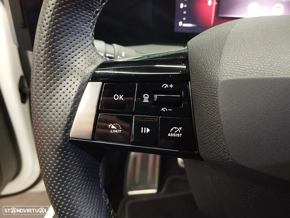 Opel Astra 1.2 T GS - 24