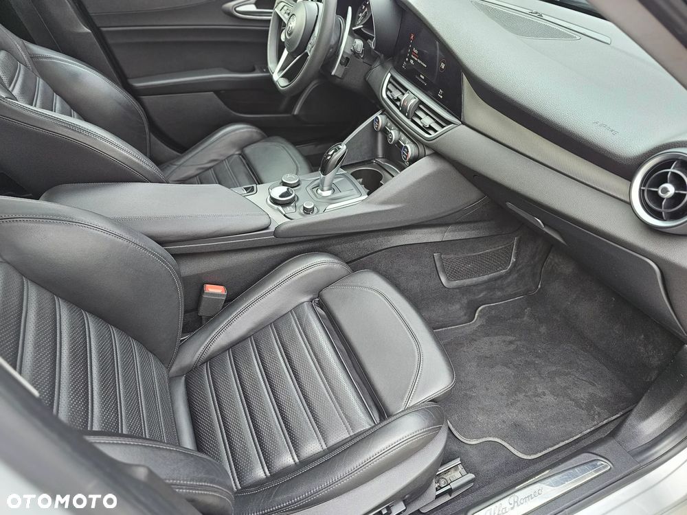Alfa Romeo Giulia 2.0 Turbo 16V AT8-Q4 Veloce Ti - 12