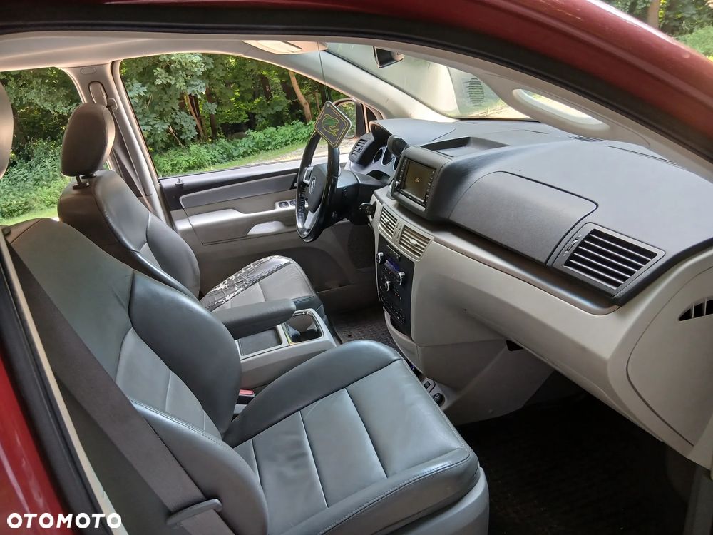 Volkswagen Routan - 11