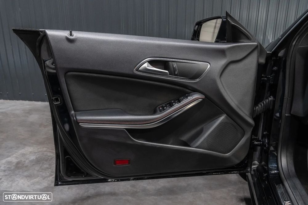 Mercedes-Benz CLA 200 d Shooting Brake AMG Line - 18
