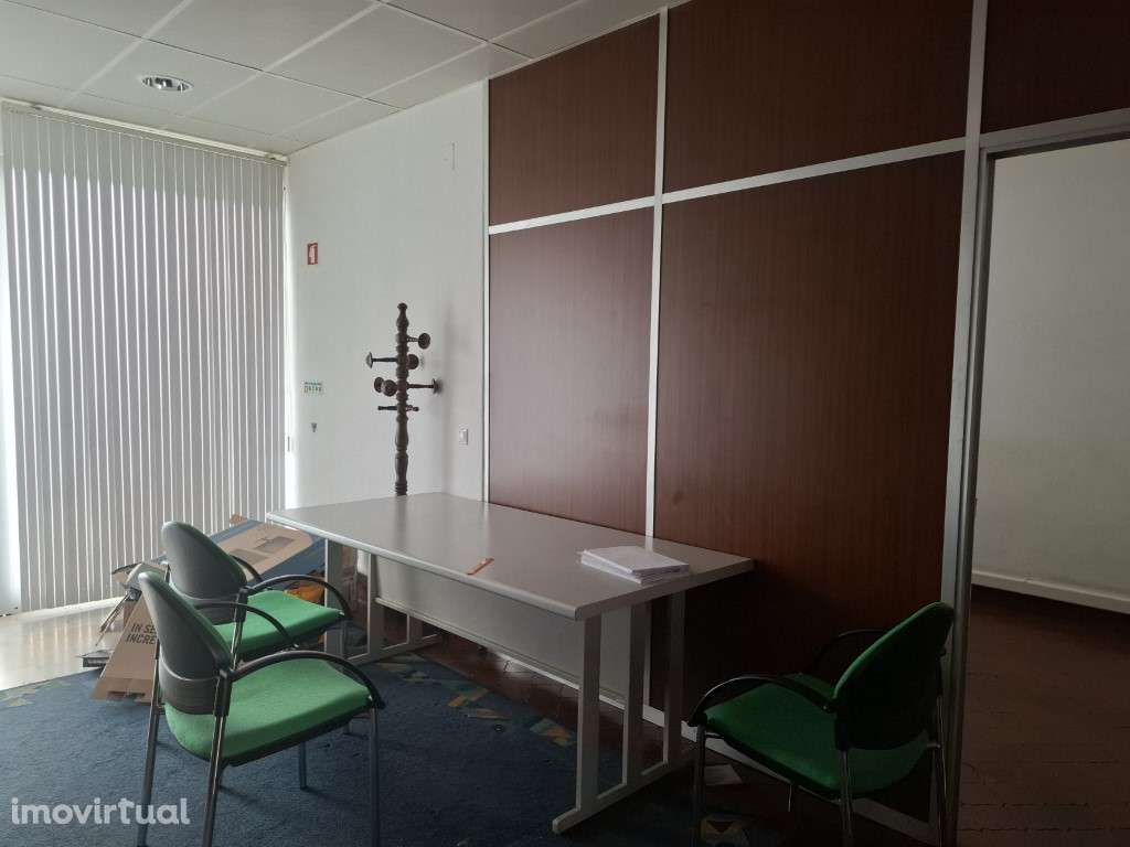 Escritório mobilado localizado junto à estação de metro de Alfornel... - Grande imagem: 4/6