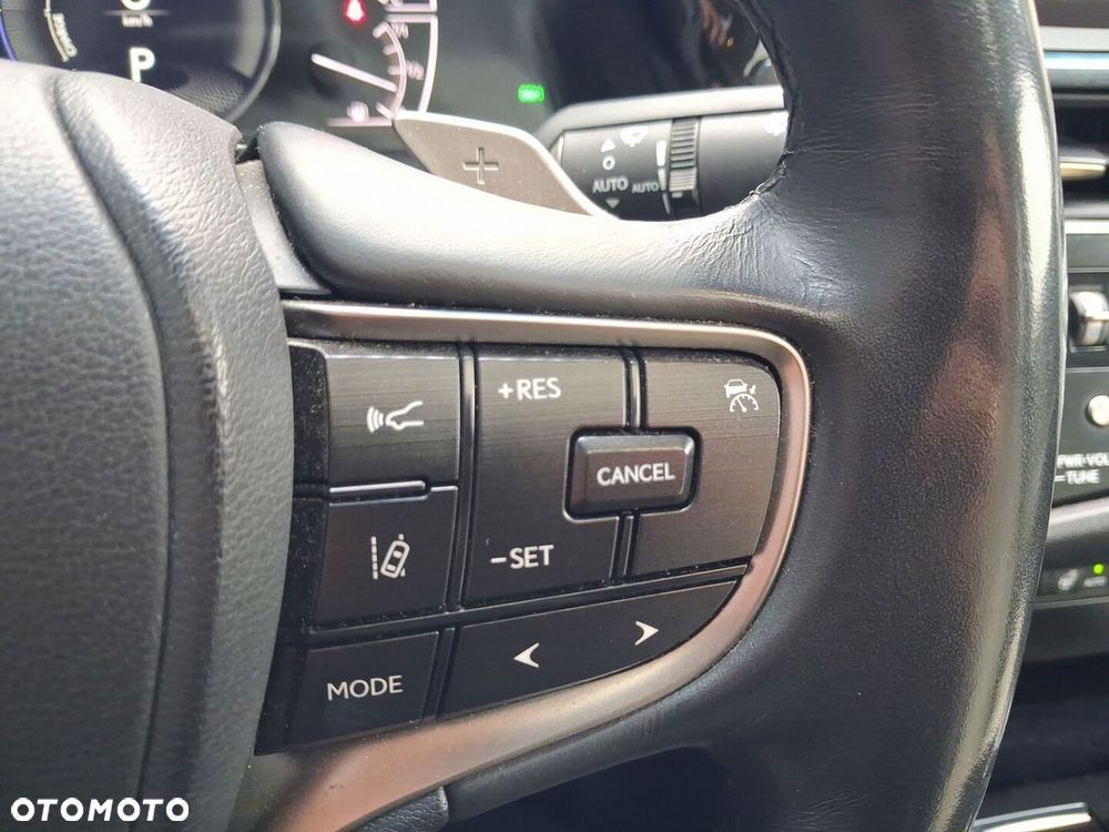Lexus ES 300h Business Edition - 12