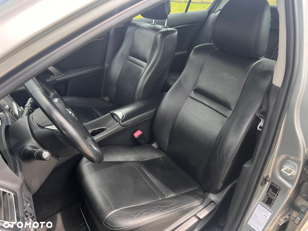 Toyota Avensis 1.6 Premium - 14