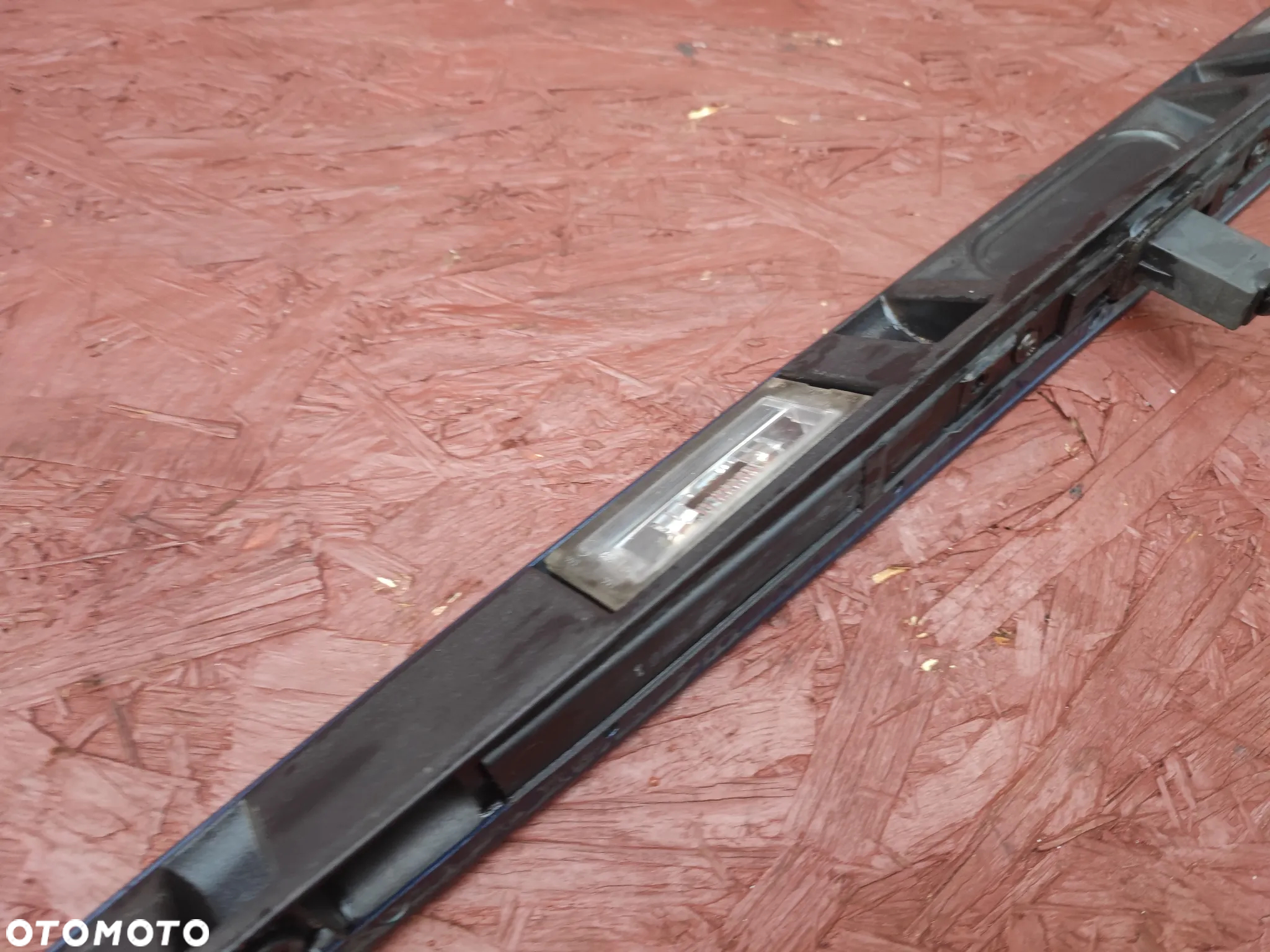 BMW E46 COUPE LIFT ORYGINALNA BLENDA PODŚWIETLENIA TABLICY REJSTRACYJNEJ / LISTWA / MIKROSTYK KOLORZE A07 MYSTICBLAU METALIC W BARDZO DOBRYM STANIE O NR.  51 13 0 403 478 OEM - 3