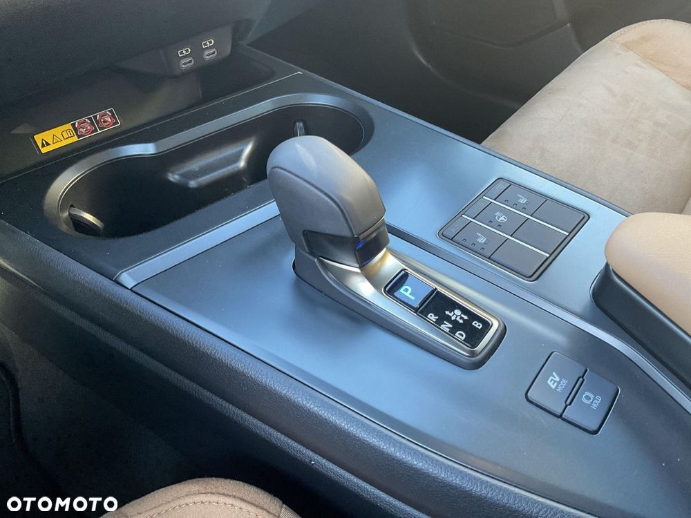 Lexus UX 300h Business - 21