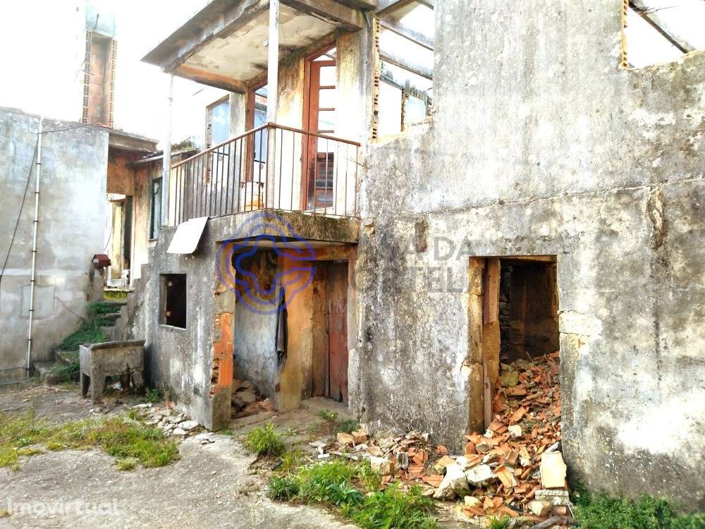 Casa em Ruínas em São Roque , Oliveira de Azeméis de duas frentes. - Grande imagem: 2/10