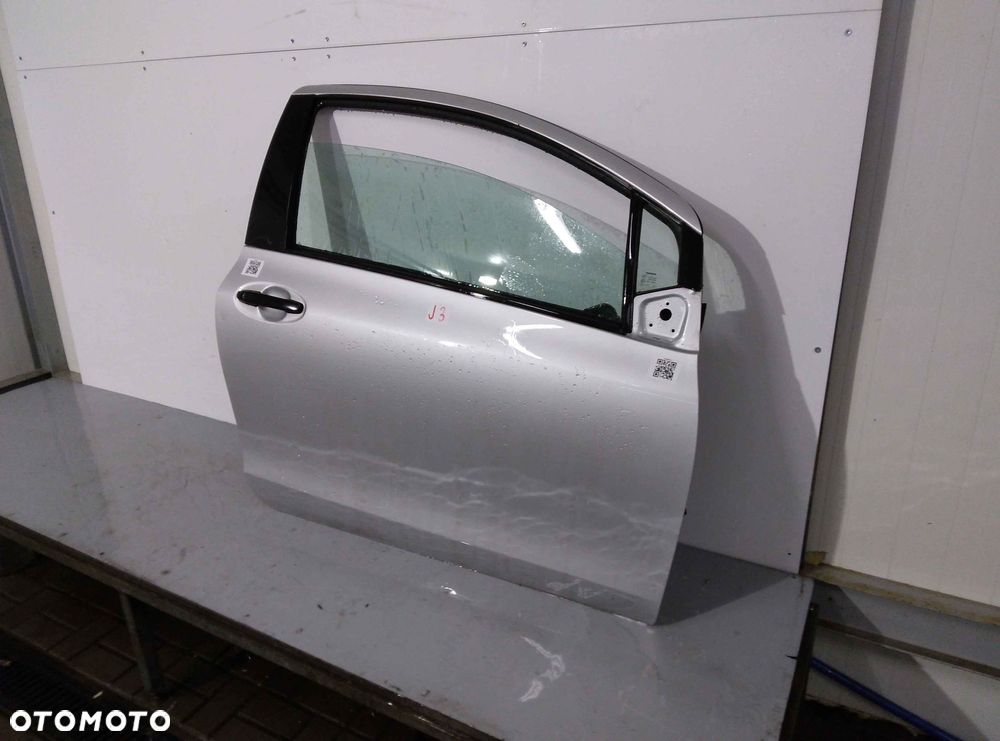} DRZWI PRZÓD PRZEDNIE PRAWE TOYOTA YARIS 2 II 1F7 SREBRNY 3D 3 DRZWI HB - 2
