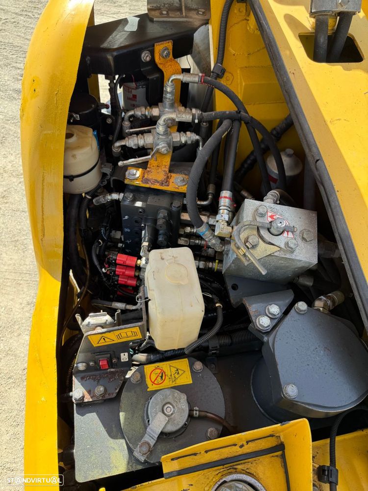 Komatsu PC88 PC88MR‑8 (Série MR – Minimum Radius) - 11