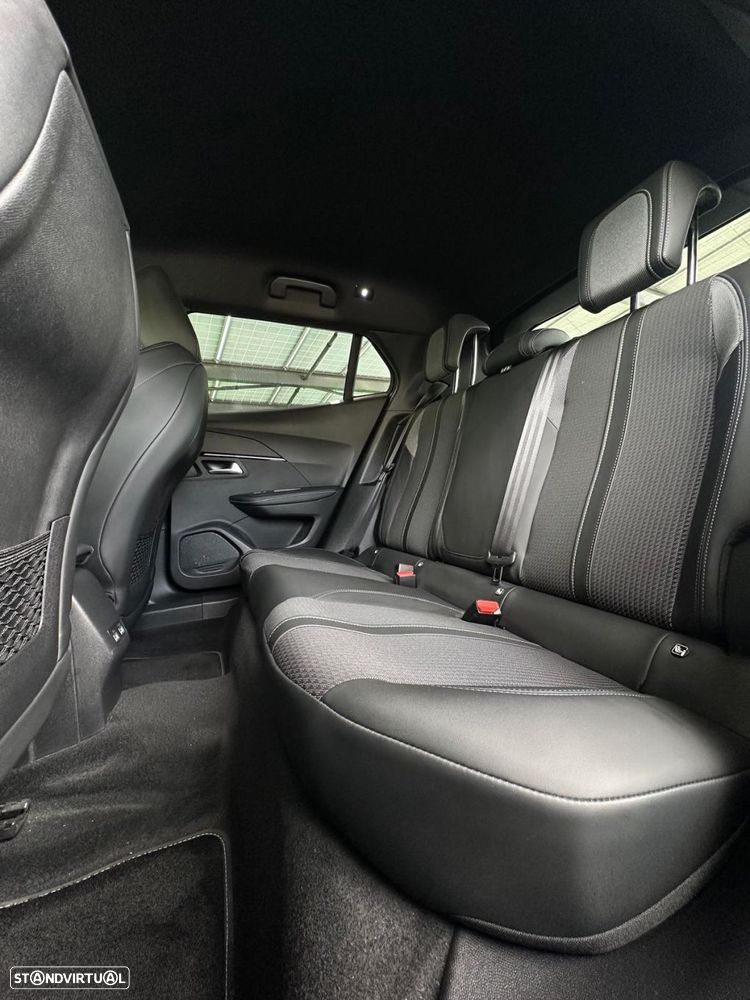 Peugeot e-2008 50 kWh GT - 29