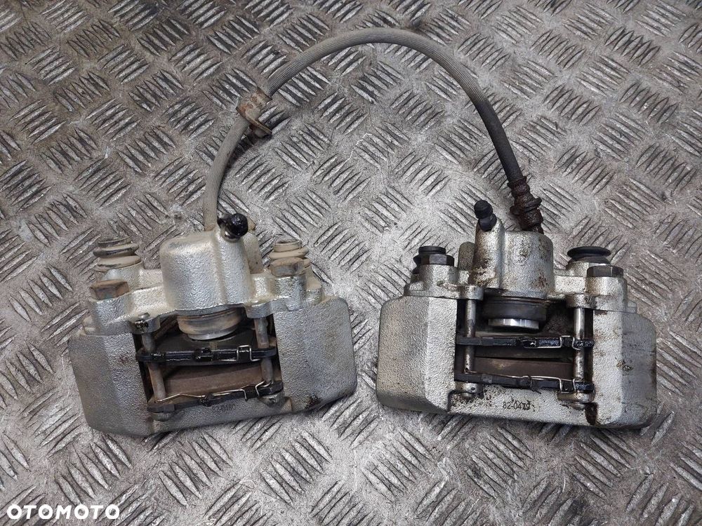 ZACISK HAMULCOWY LEWY TYŁ + PRAWY TYŁ TOYOTA YARIS I - 1