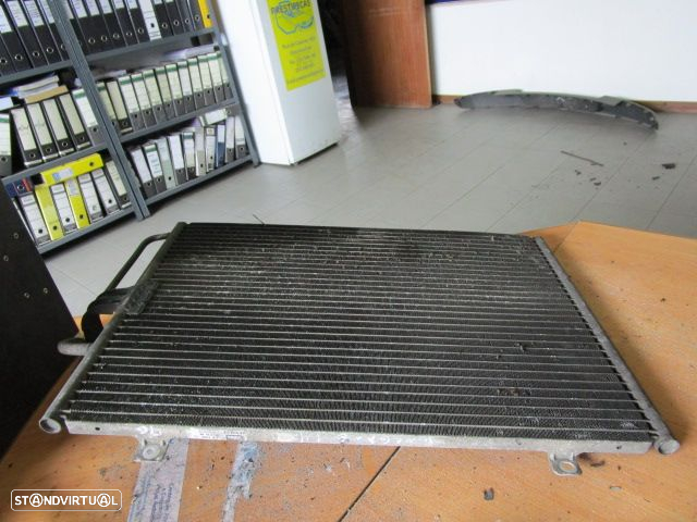 Radiador AC 7700418301C RENAULT MEGANE 1996 1.4I USADO - 3