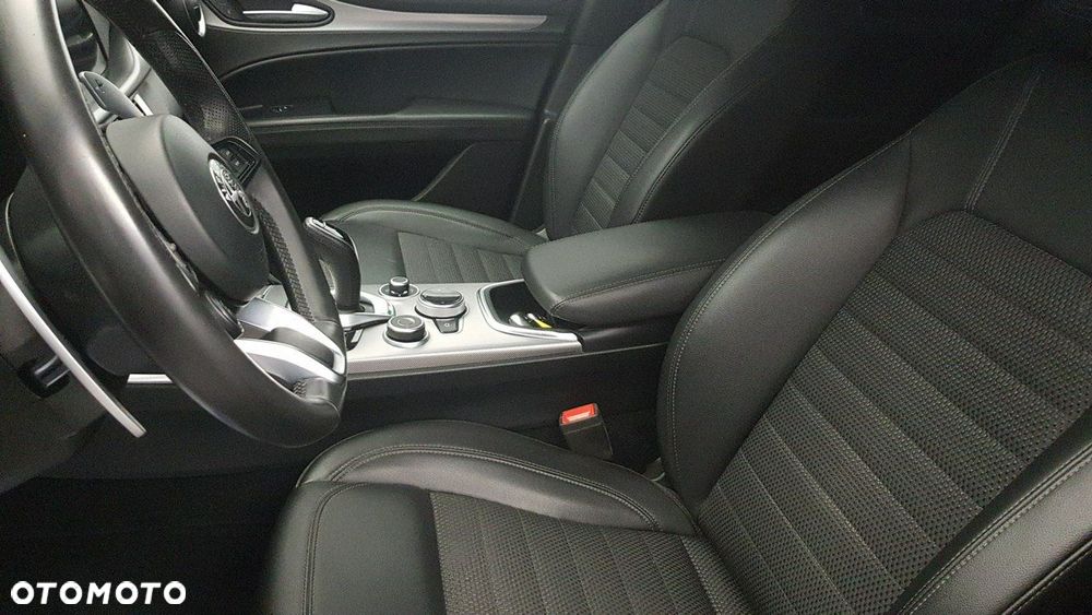 Alfa Romeo Stelvio - 16