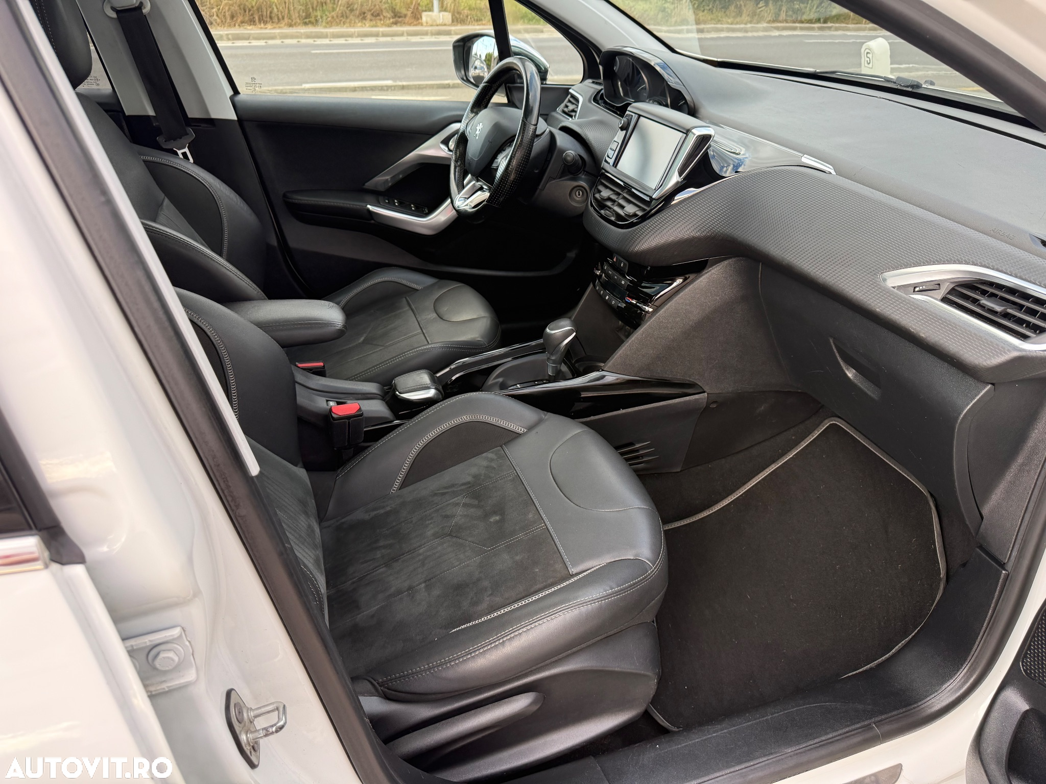 Peugeot 2008 1.2 PureTech Turbo EAT6 S&S GT-Line - 24
