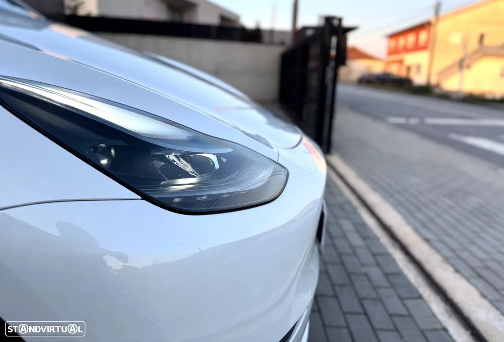 Tesla Model Y Long Range Dual Motor AWD - 11
