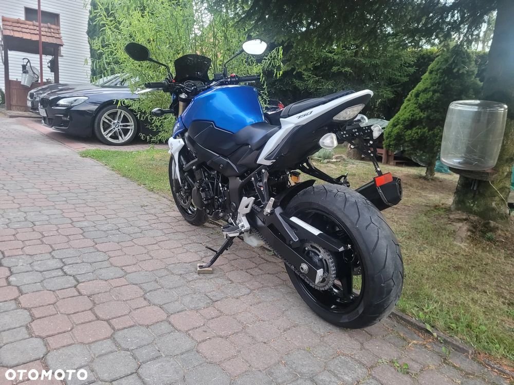 Suzuki GSR - 29