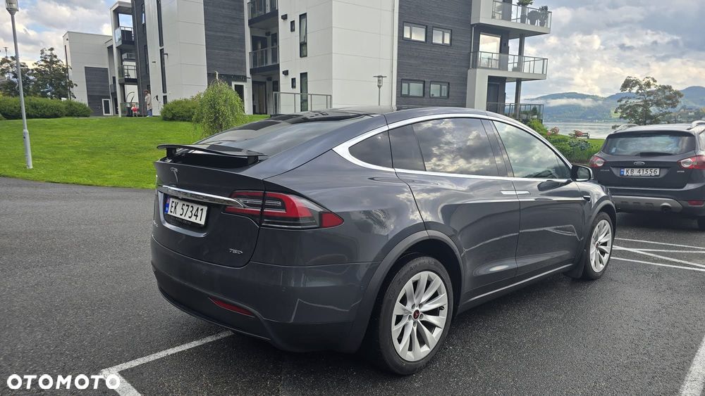 Tesla Model X - 5